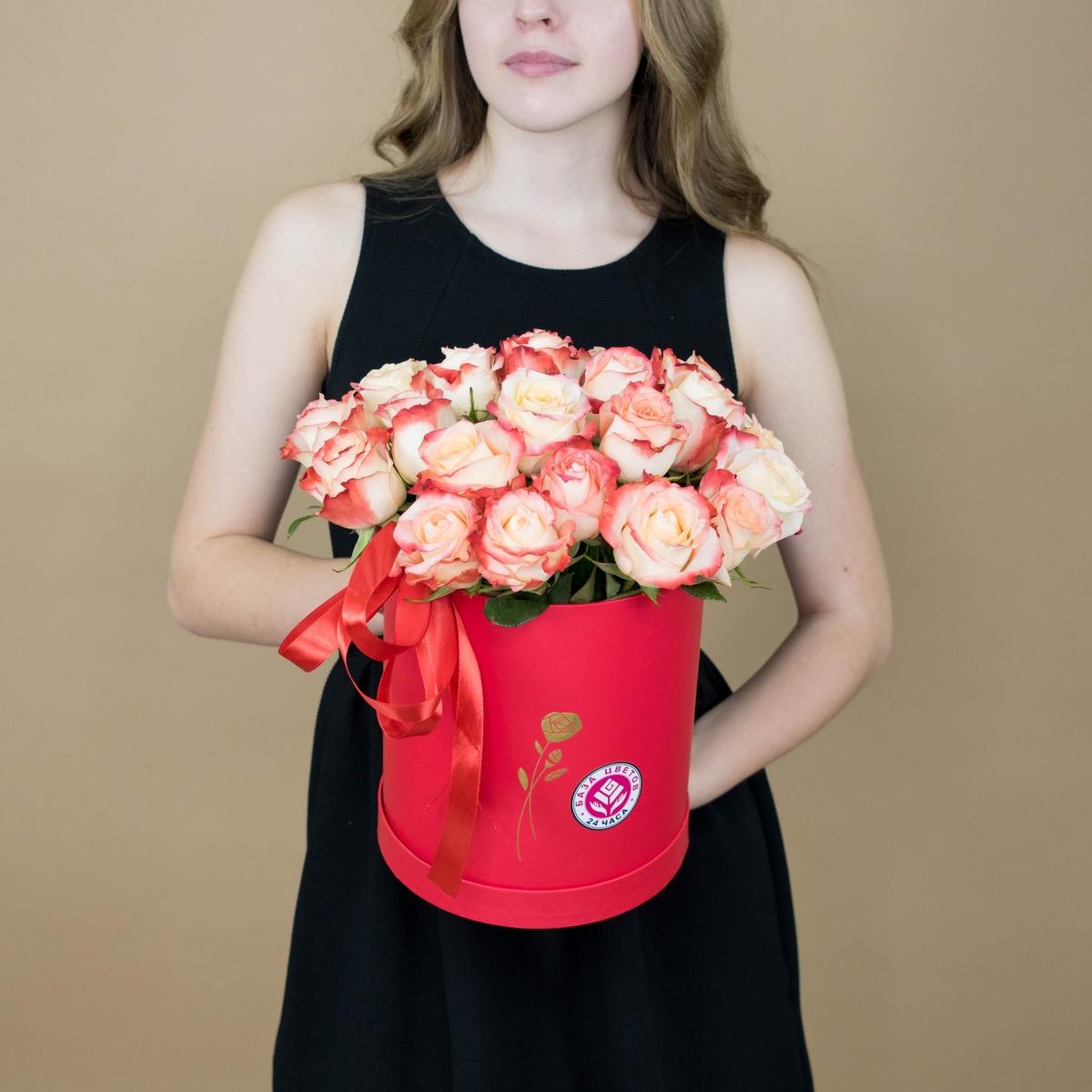 Розы красно-белые в шляпной коробке артикул букета  442